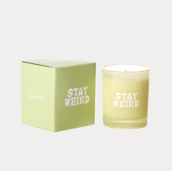 Maegen stay weird geurkaars met verpakking