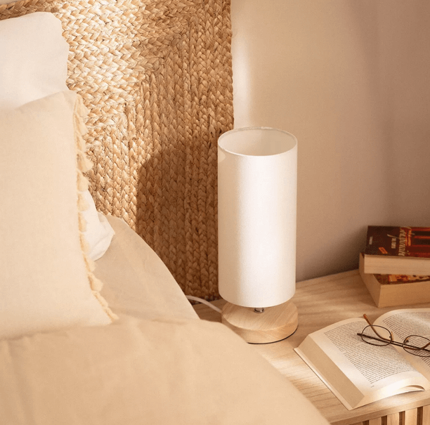 nachtkast lampje slaapkamer naast bed