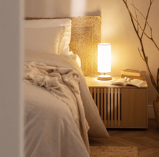 nachtkast lampje slaapkamer verlicht