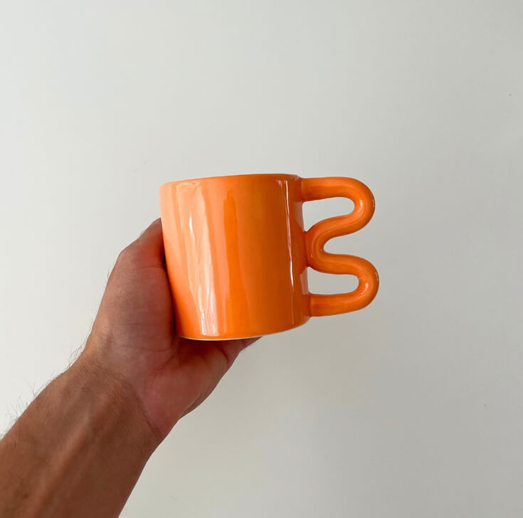 Keramiek mok handgemaakt in hand