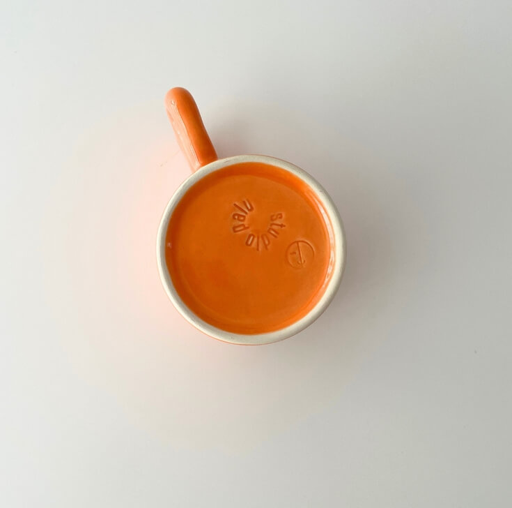 Keramiek mok handgemaakt onderkant