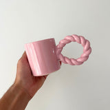 Koffiemok met twist handvat in hand