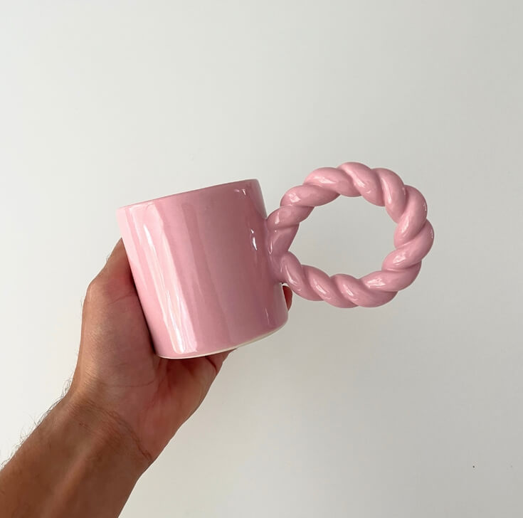 Koffiemok met twist handvat in hand