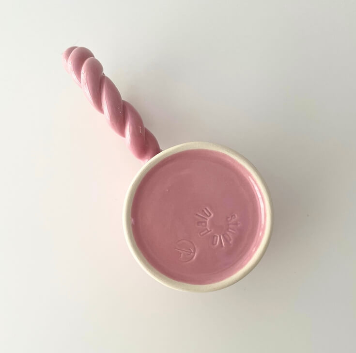 Koffiemok met twist handvat onderkant