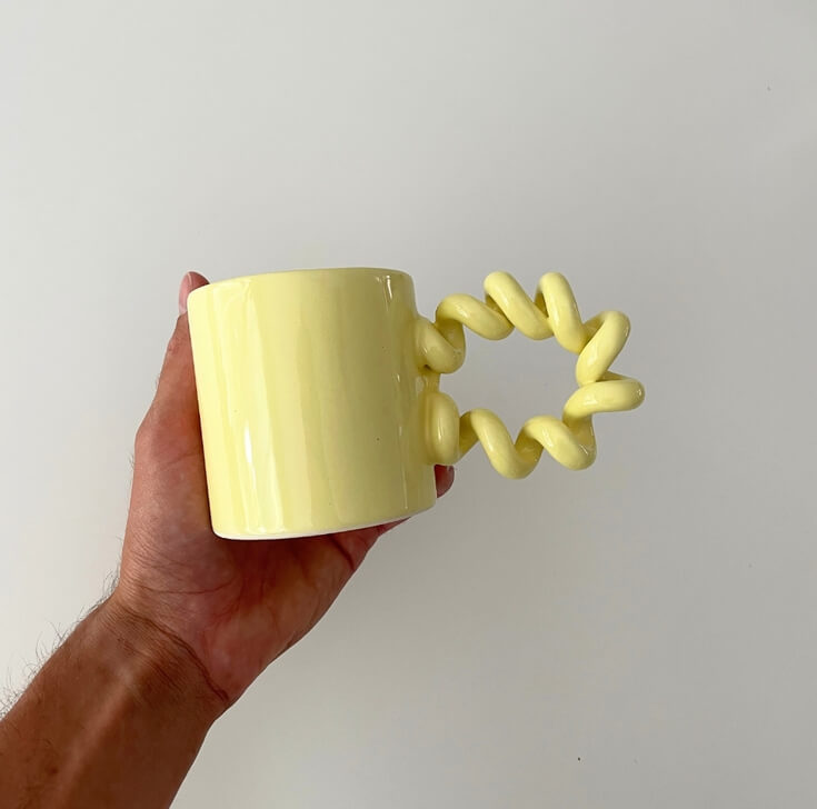 Studio palu geel koffiemok in hand