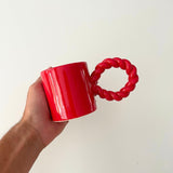 Koffiemok met twist handvat rood in hand