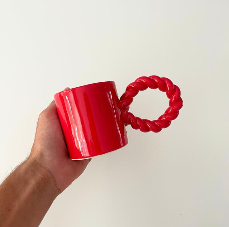 Koffiemok met twist handvat rood in hand