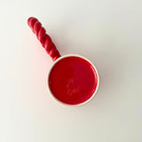 Koffiemok met twist handvat rood onderkant