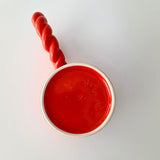 Koffiemok rood met vrolijk handvat onderkant