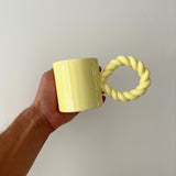 Handgemaakte mok studio palu in hand