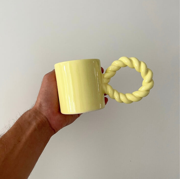 Handgemaakte mok studio palu in hand