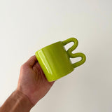 Handgemaakte mokken groen in hand