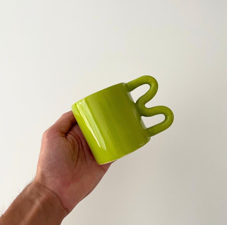 Handgemaakte mokken groen in hand