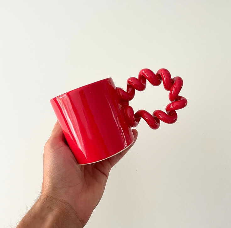 Keramiek mok in het rood in hand