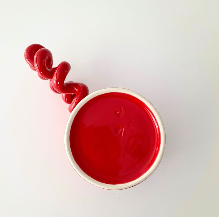 Keramiek mok in het rood onderkant