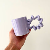 Mok keramiek in het paars in hand