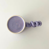 Mok keramiek in het paars onderkant