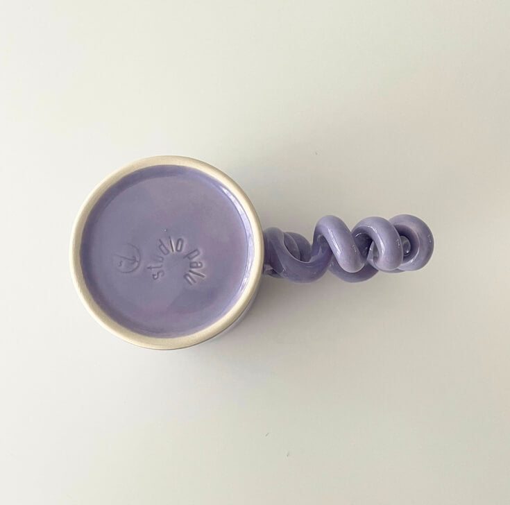 Mok keramiek in het paars onderkant