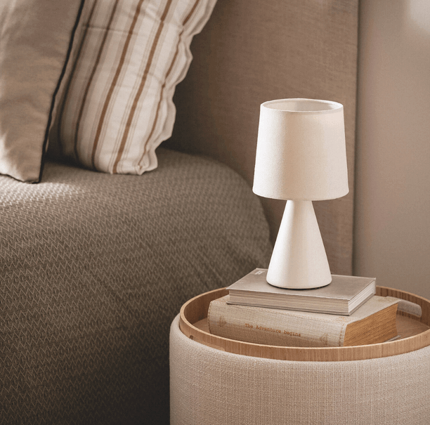 Vensterbank lampje naast bed