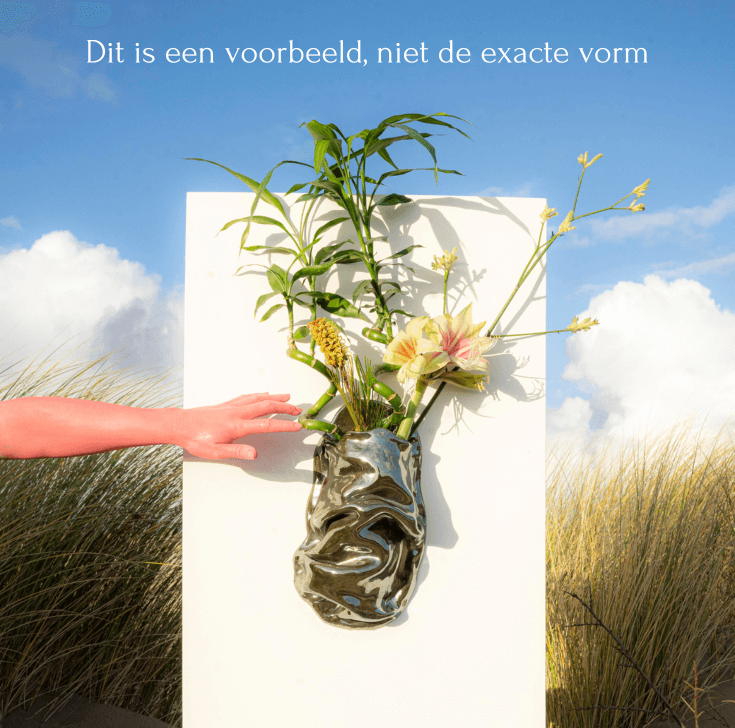 Keramieken wandvaas aan wand