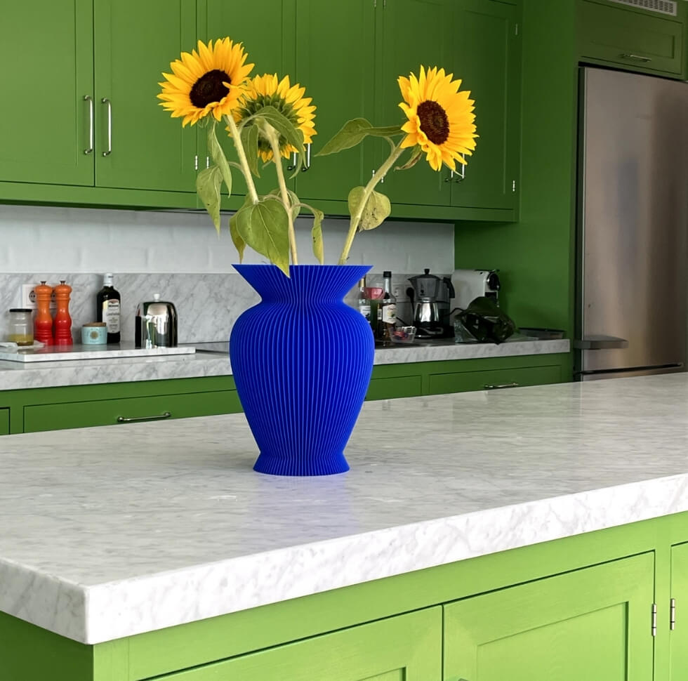 manu matters teen vaas blauw op keukenblad