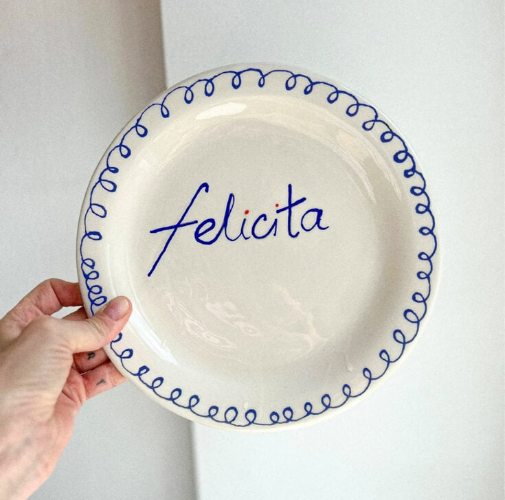 Bordje van muss ceramics in hand