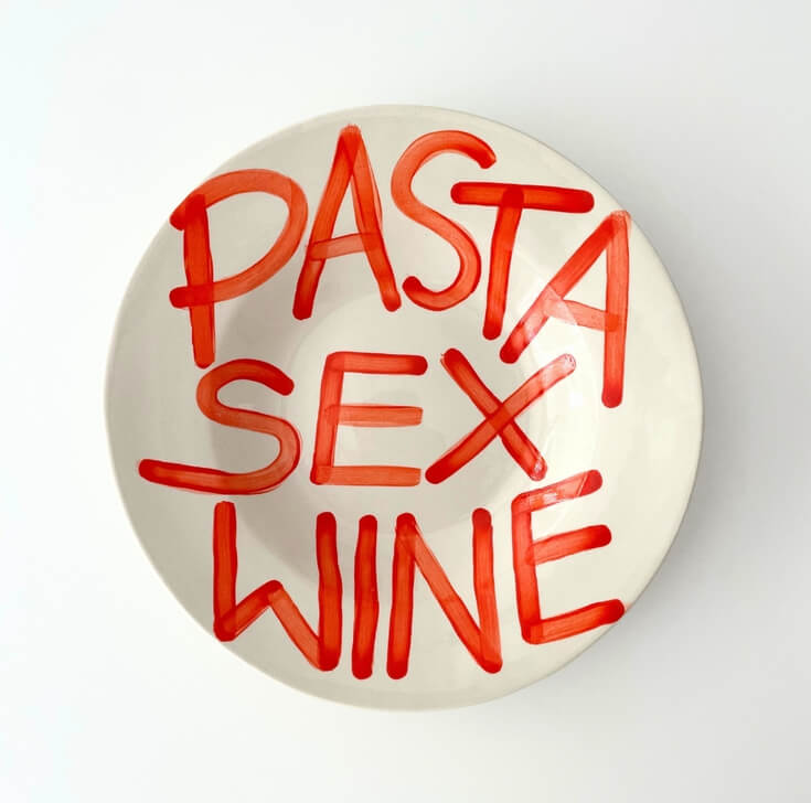keramiek pasta bord rode letters