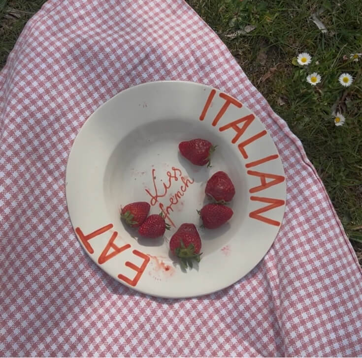 Handgemaakt bord op een kleed