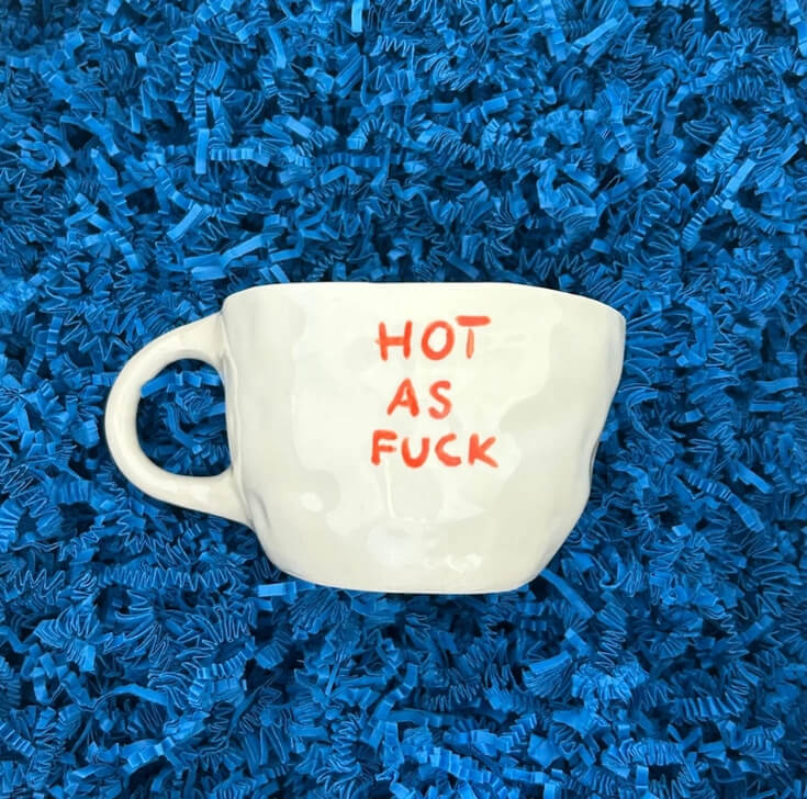 Hot as fuck koffiemok blauwe achtergrond