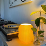 Imui design tafellamp naast platenspeler