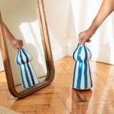 Blauw gestreepte vaas voor spiegel