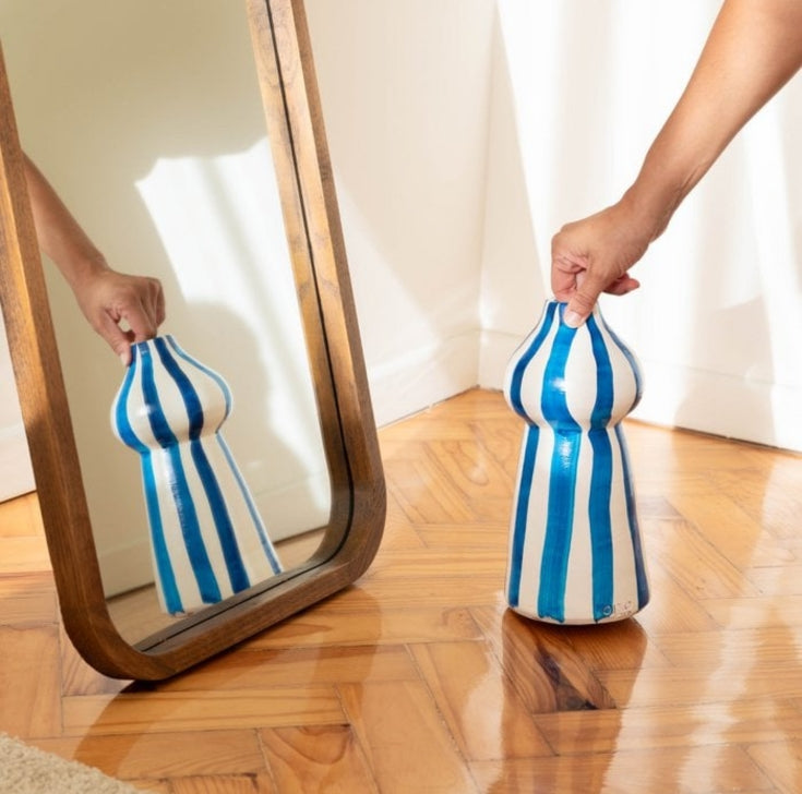 Blauw gestreepte vaas voor spiegel