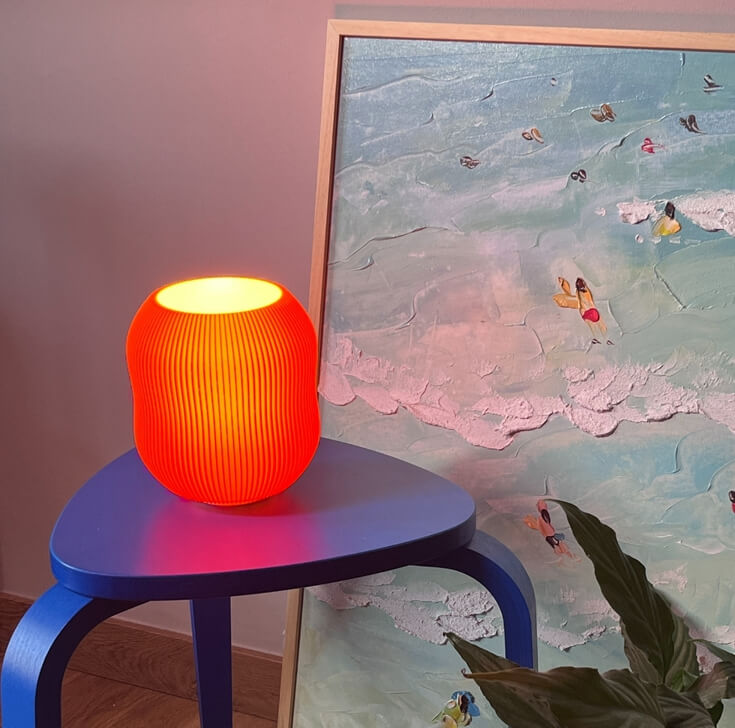 Opvallende oranje lamp op krukje