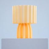 Gele 3d geprinte lamp op stenen paal