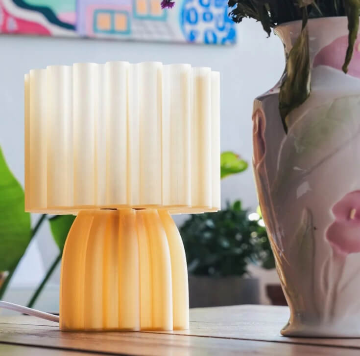 Gele 3d geprinte lamp op tafel