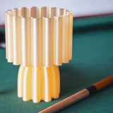 Gele 3d geprinte lamp op pooltafel