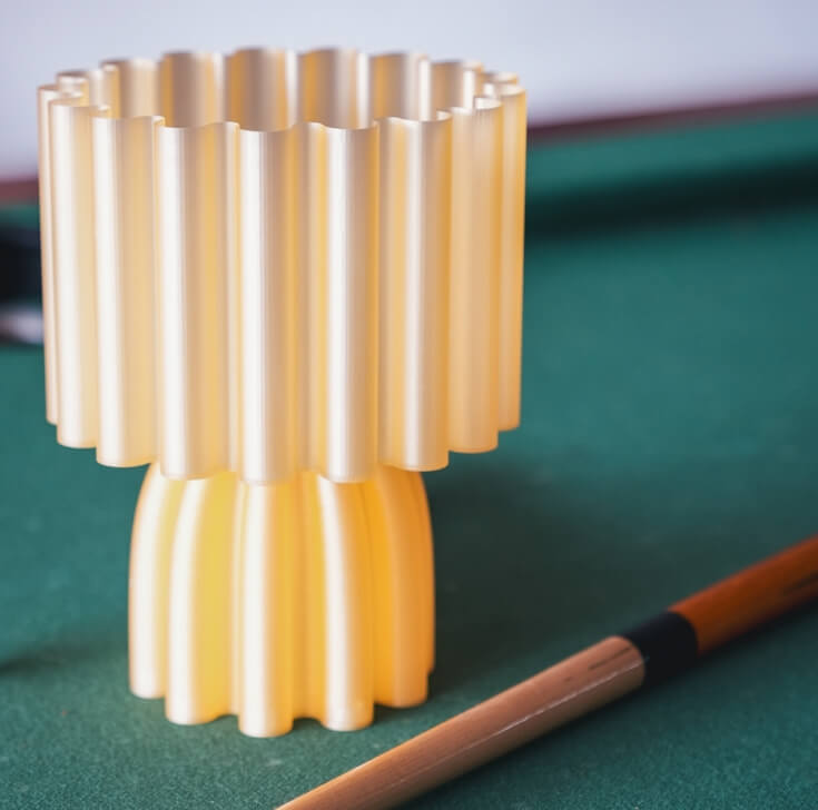 Gele 3d geprinte lamp op pooltafel