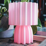 Imui design lamp roze op tafel 