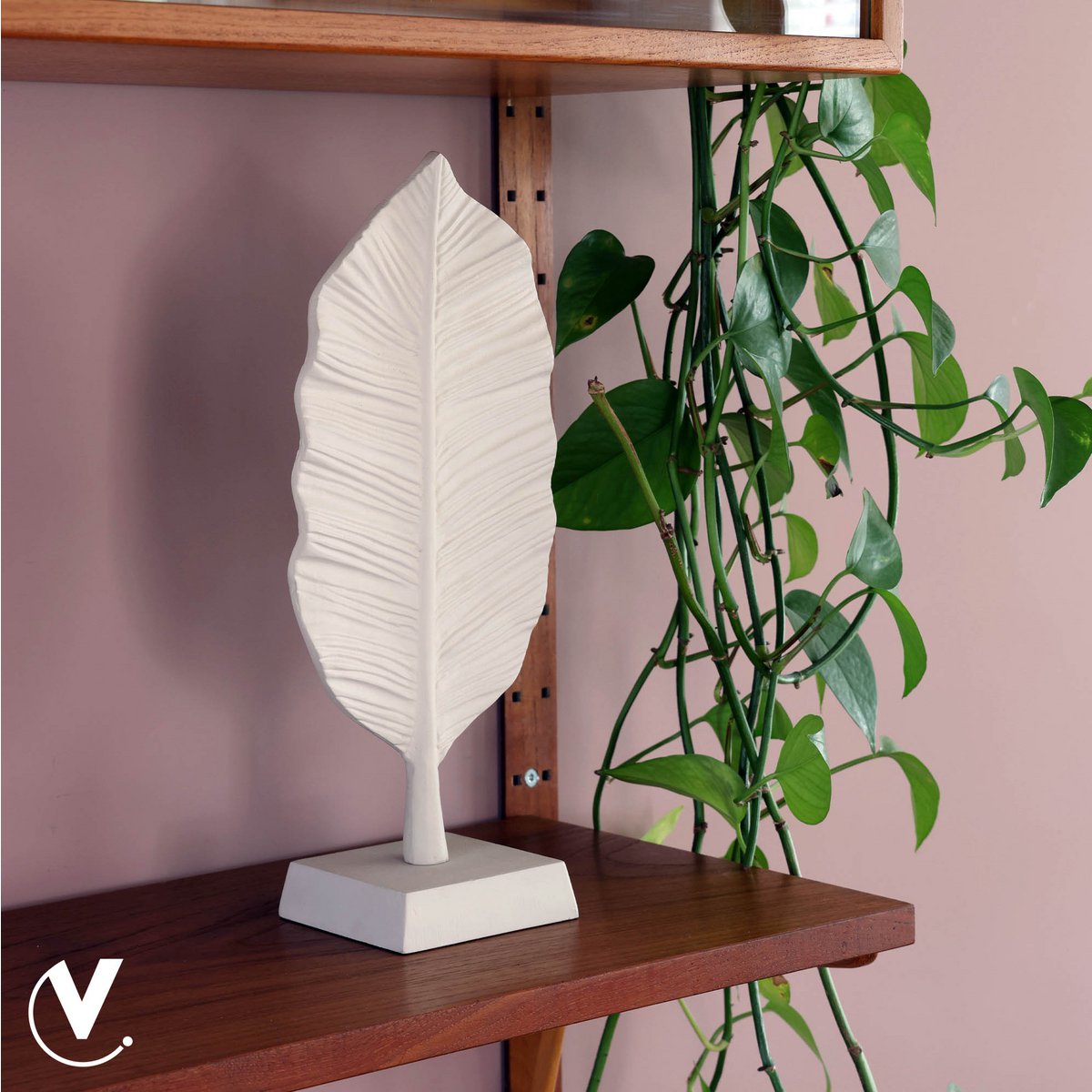 Ornament blad vorm op vensterbank