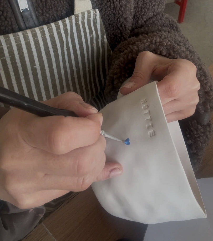 Een koffiemok die wordt beschilderd