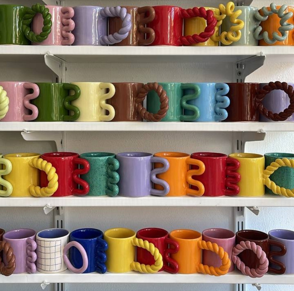 Studio Palu kleurrijke koffiemokken in kast