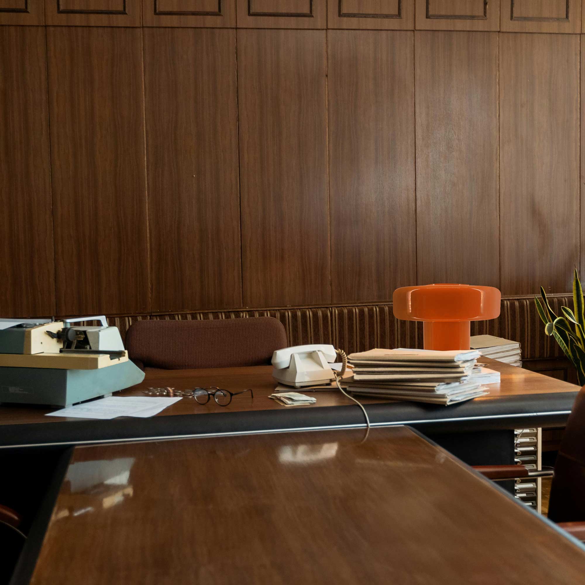 foza xl c-creation lamp oranje op bureau