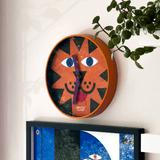 Brutto Wandklok aan de muur