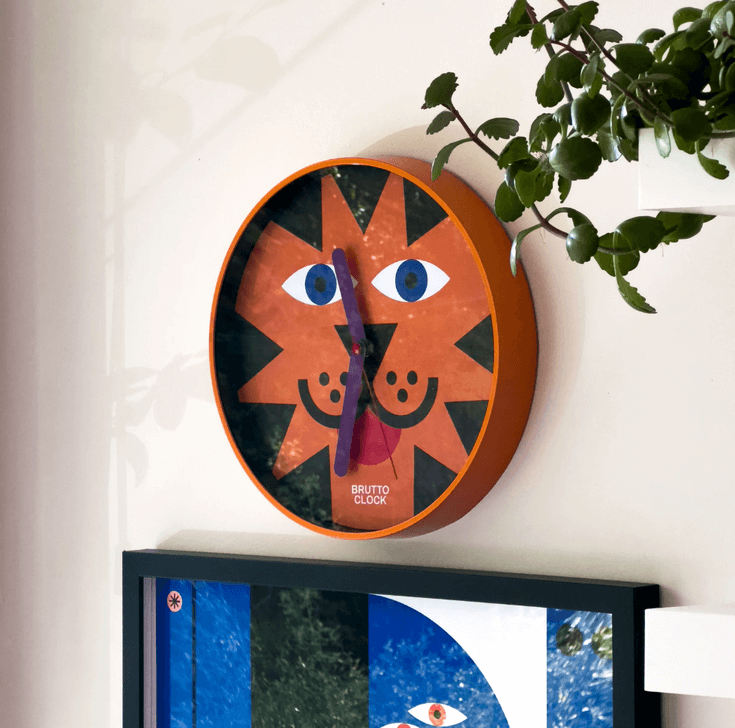 Brutto Wandklok aan de muur