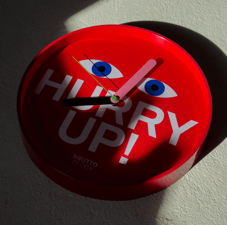 Brutto hurry up design klok aan de muur
