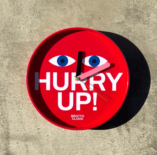 Brutto hurry up design klok op de grond