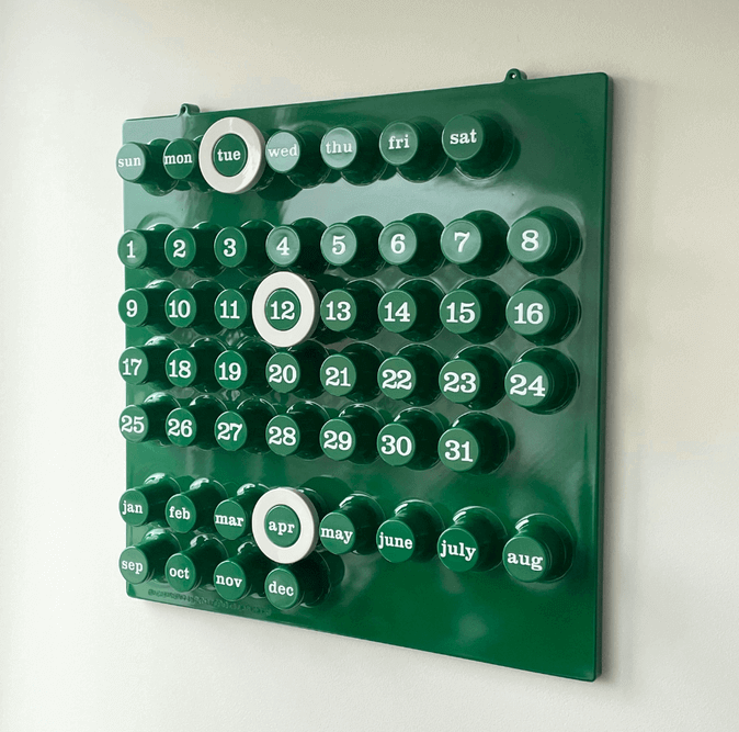 Ring a date aan de muur