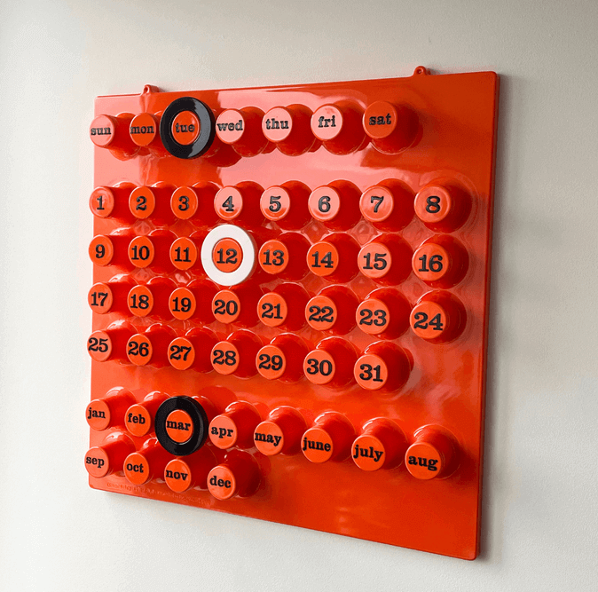 Ring a date oranje aan de muur