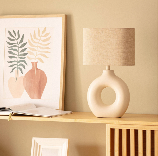 Vensterbank Lamp beige in woonkamer