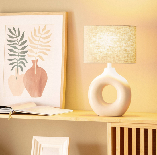 Vensterbank Lamp beige op kast